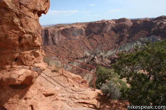 This 0.6 to 1.7-mile hike visits two overlooks along the rim of a puzzling three-mile wide crater in the Island in the Sky in Canyonlands National Park.