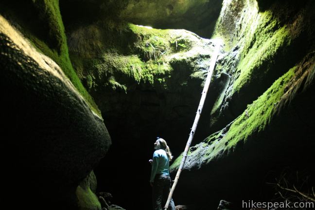 This adventurous 0.75 to 3.75-mile underground hike travels through one of the longest lava tubes in the world.